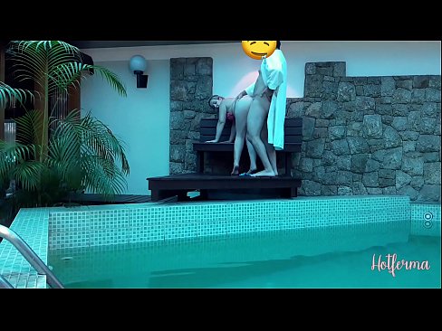 ❤️ Boss neskamea igerilekura gonbidatzen du, baina ezin izan dio beroari eutsi Porno gurean eu.mrvideospornogratis.ru ❌️❤