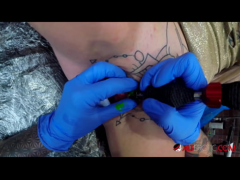 ❤️ Sully Savage-k izugarri tatuatu zuen klitorian tatuaje bat egin zuen Porno gurean eu.mrvideospornogratis.ru ❌️❤